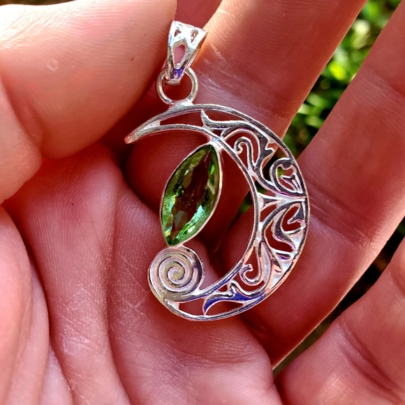 New Tsavorite Silver Crescent Moon Pendant. - Picture 4 of 15